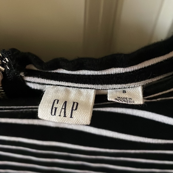 A Gap Black and White Top! - Picture 2 of 5